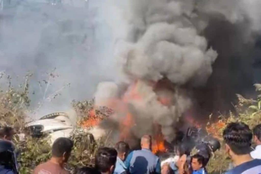 Νεπάλ: Συντριβή αεροσκάφους με 72 επιβαίνοντες – Τουλάχιστον 64 νεκροί (vid)