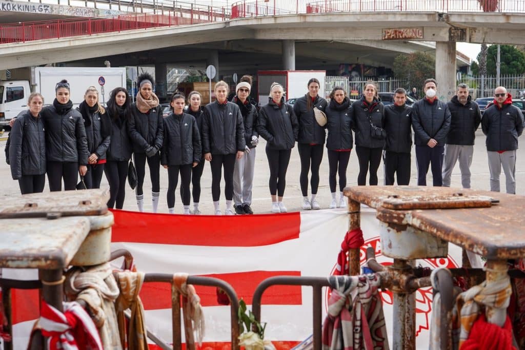 Τίμησε τη μνήμη των θυμάτων της Θύρας 7 η γυναικεία ομάδα βόλεϊ του Ολυμπιακού