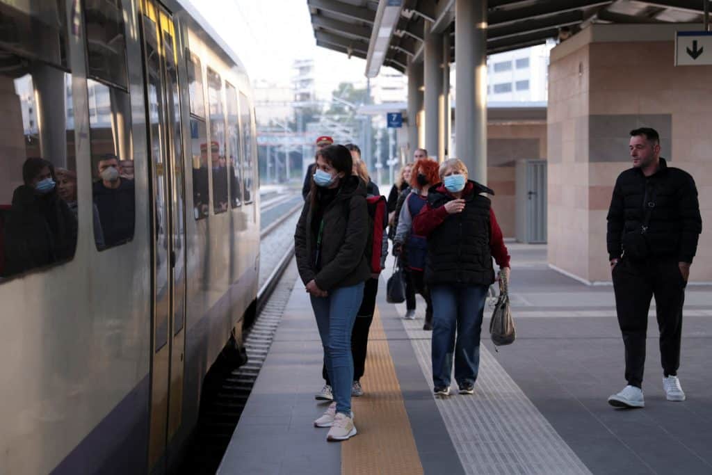 Τρένα: Η επιστροφή των επιβατών και οι φόβοι (vid)