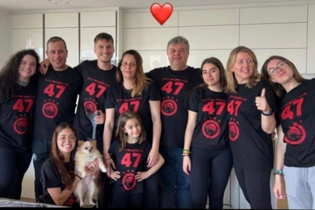 Ο Κανός και η οικογένειά του με μπλουζάκια του Θρύλου (pics)