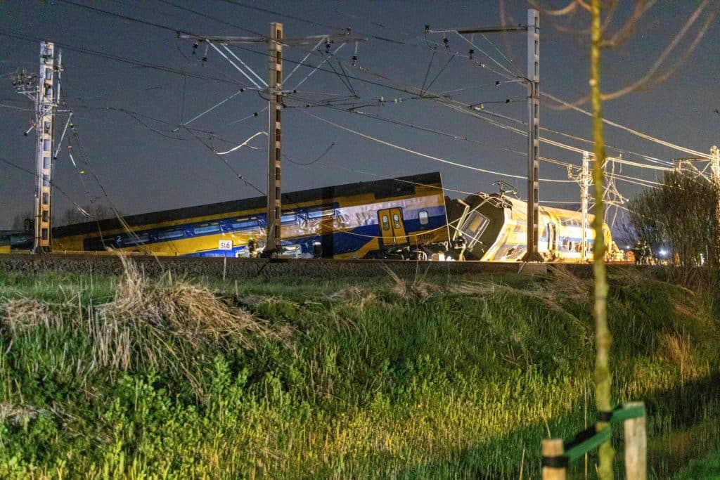Ολλανδία: Σύγκρουση τρένου – Ανατριχιαστικές σκηνές και εκκλήσεις για βοήθεια (vid)