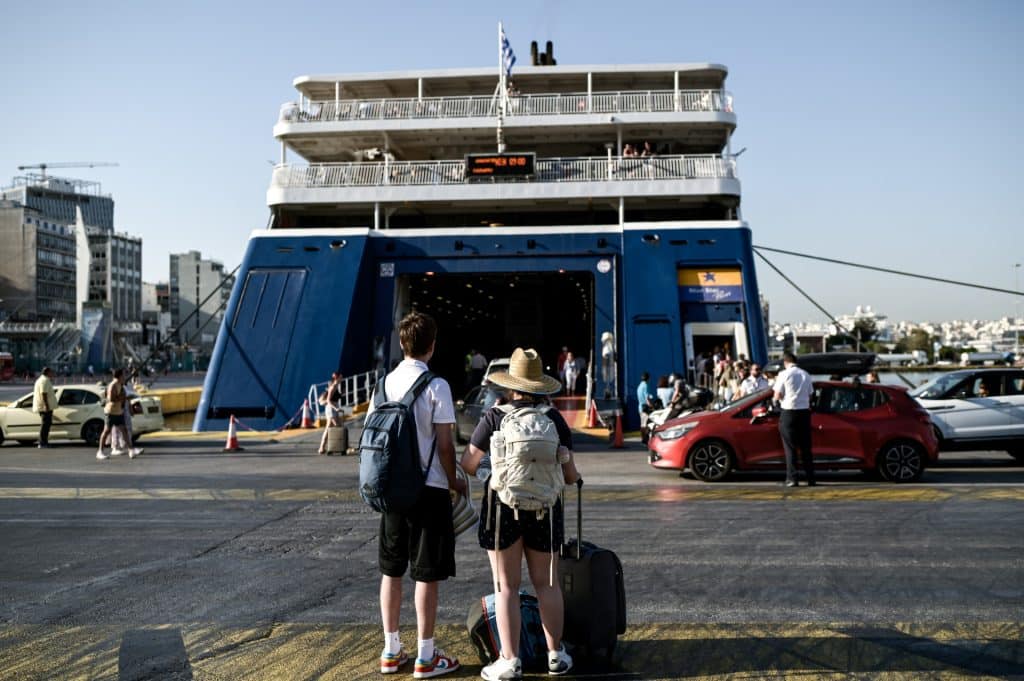 Χιλιάδες επιβάτες στα λιμάνια με προορισμό τα νησιά (vid)