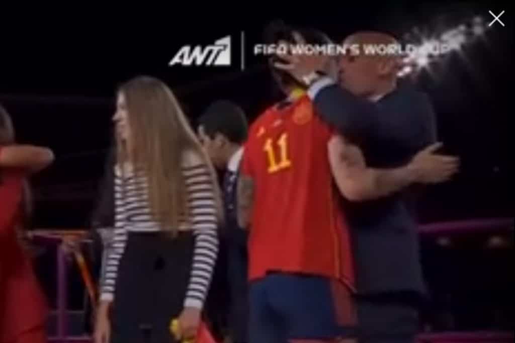 Παγκόσμιο Γυναικών: Σάλος με το φιλί του προέδρου της Ισπανικής ομοσπονδίας στην παίκτριά του! (vids)