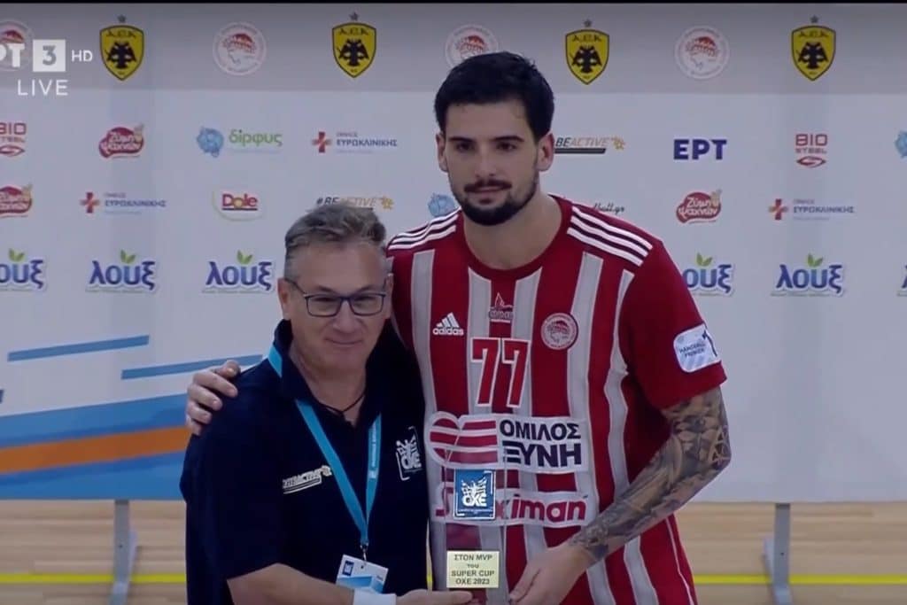Super Cup: Η απονομή του βραβείου του MVP στον Σάββα Σάββα! (vid)