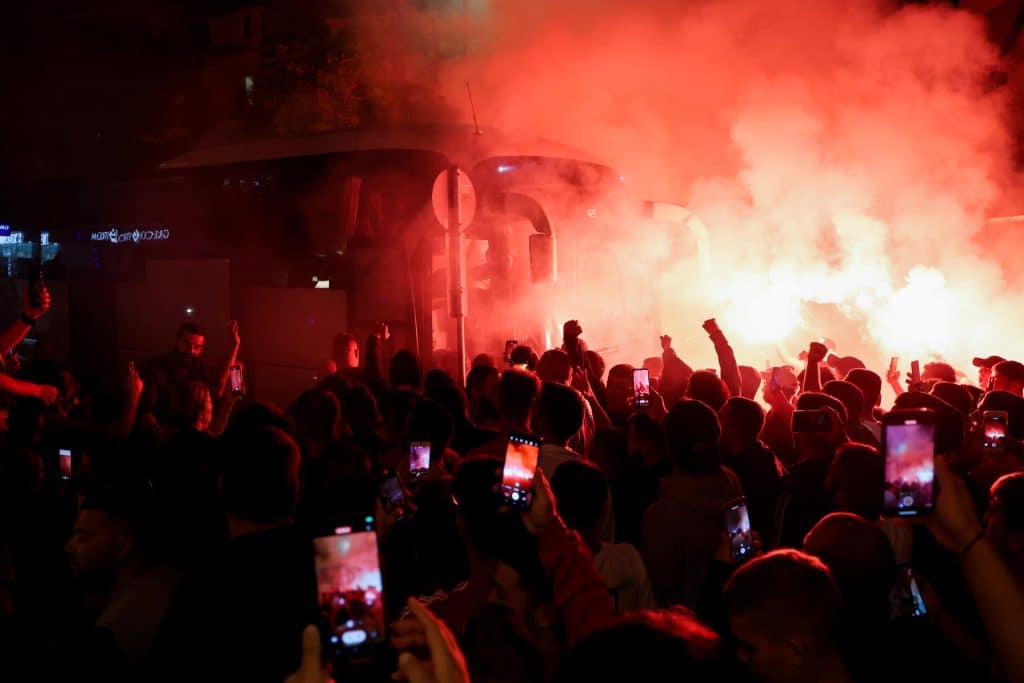 Διαμαρτυρία οπαδών του Θρύλου στην ΕΠΟ (vid)