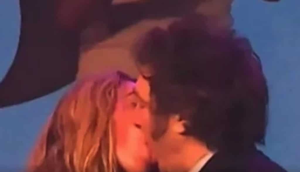 Τα φιλιά του προέδρου της Αργεντινής με την ημίγυμνη σύντροφό του (vid)