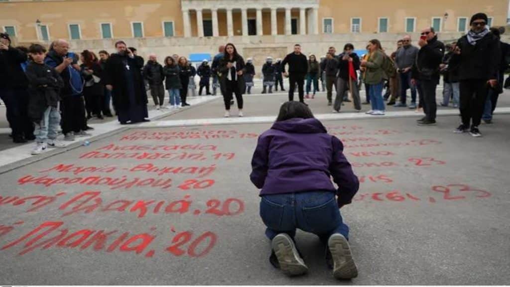 Τέμπη: Έγραψαν τα 57 ονόματα των θυμάτων, μπροστά από τον άγνωστο σρατιώτη