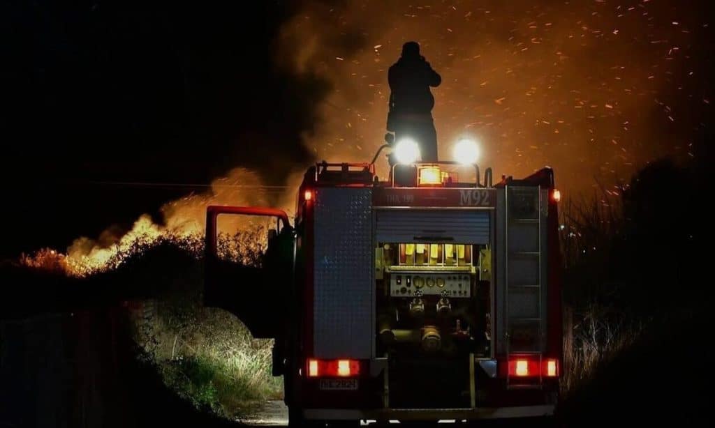 Κρήτη: Φωτιά καίει από τα ξημερώματα εν μέσω ισχυρών ανέμων