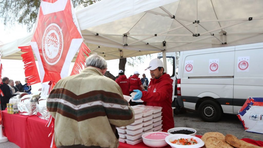 Άνθρωποι του Ολυμπιακού μοίρασαν χιλιάδες γεύματα με σαρακοστιανά εδέσματα (pics)