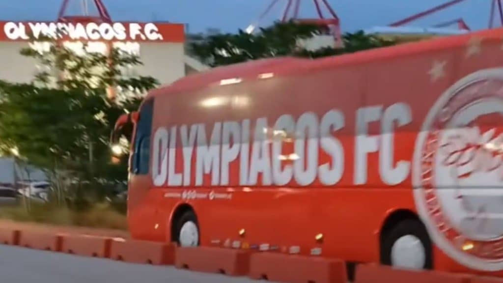 Ολυμπιακός – Άστον Βίλα: Η άφιξη των «ερυθρολεύκων» στο «Γ. Καραϊσκάκης»